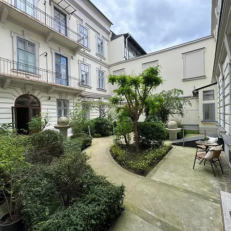 Hidden Gem With Terrace On The Andrassy Fashion Road Apartment